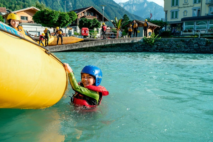 Familieraften op de rivier de Lütschine in Interlaken Familieraften op de rivier de Lütschine in Interlaken